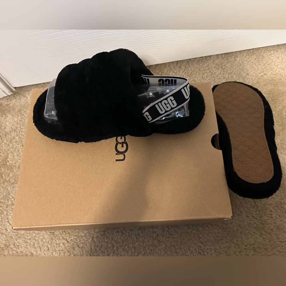UGG SLIPPERS